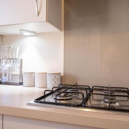 Beautiful And Comfortable Home Away From Home With Free Parking, Fast Wifi And White Crisp Hotel Standard Linen Hosted By Our Home Short Stays Нортхамптън Екстериор снимка