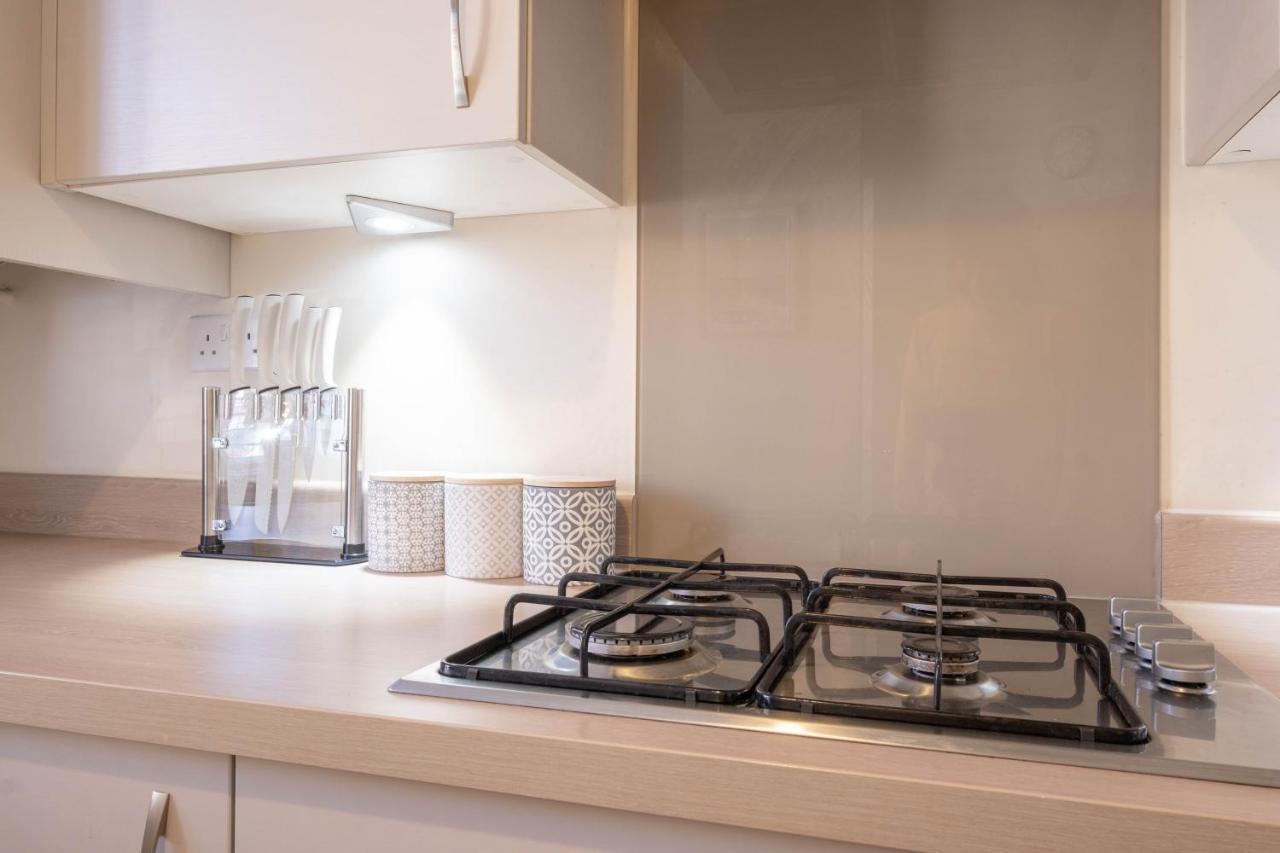 Beautiful And Comfortable Home Away From Home With Free Parking, Fast Wifi And White Crisp Hotel Standard Linen Hosted By Our Home Short Stays Нортхамптън Екстериор снимка