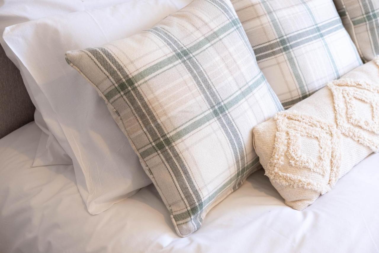 Beautiful And Comfortable Home Away From Home With Free Parking, Fast Wifi And White Crisp Hotel Standard Linen Hosted By Our Home Short Stays Нортхамптън Екстериор снимка