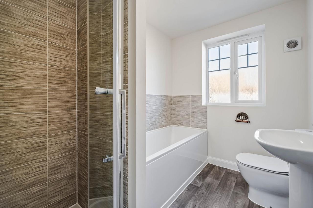 Beautiful And Comfortable Home Away From Home With Free Parking, Fast Wifi And White Crisp Hotel Standard Linen Hosted By Our Home Short Stays Нортхамптън Екстериор снимка