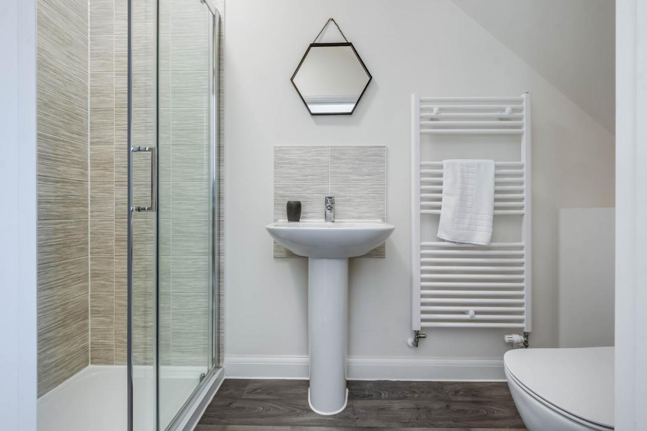 Beautiful And Comfortable Home Away From Home With Free Parking, Fast Wifi And White Crisp Hotel Standard Linen Hosted By Our Home Short Stays Нортхамптън Екстериор снимка